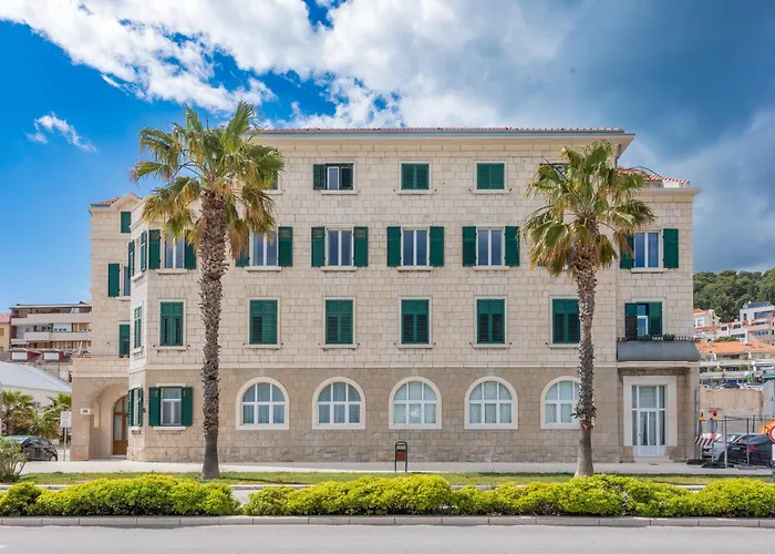 Coast Apartment Split